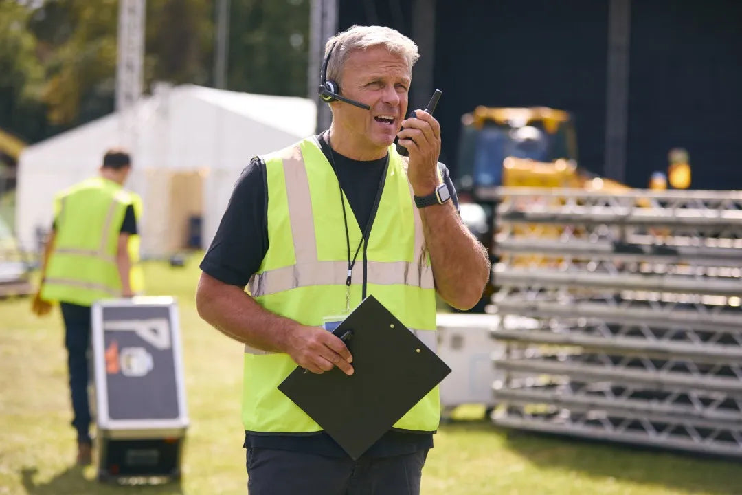 Foto de un encargado de operaciones usando uno de los radios para eventos masivos de COMREGIO