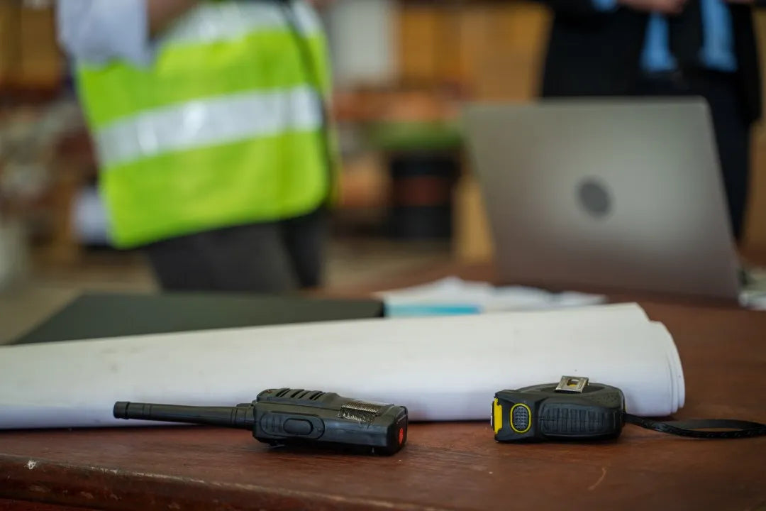 Fotografía de un escritorio de almacén con dos radios para almacenes y logística de COMREGIO