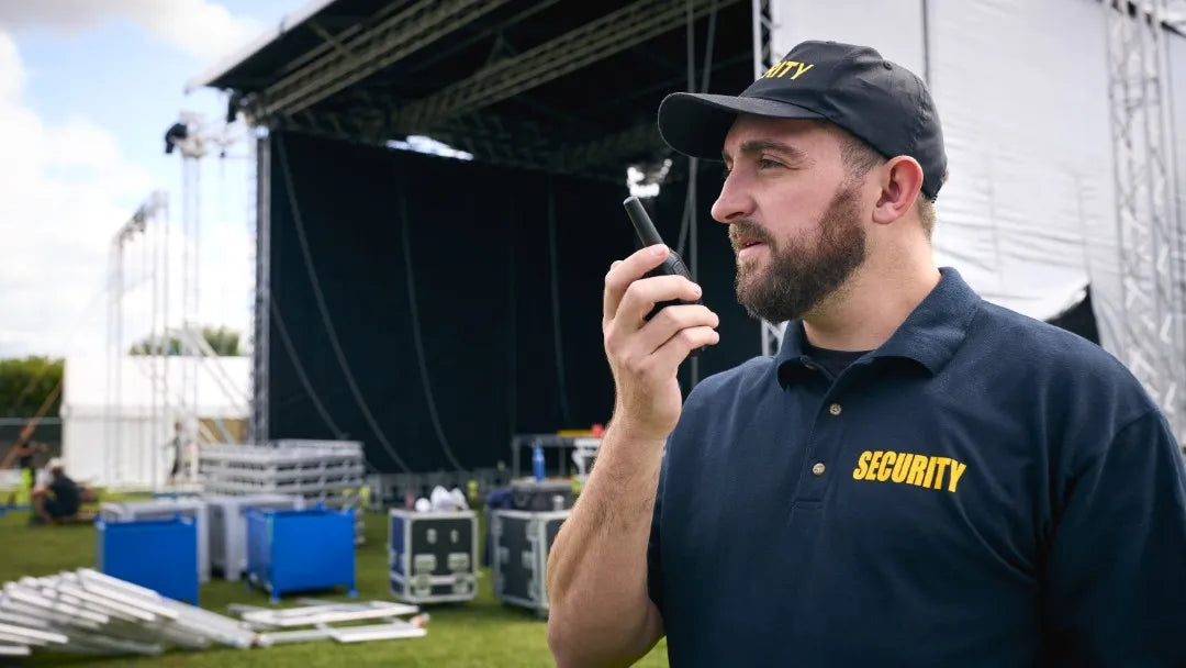 Fotografía de un Guardia de seguridad con uno de los radios para eventos masivos de COMREGIO