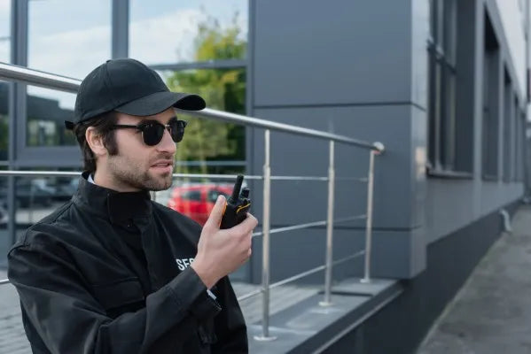 Foto de un hombre de negro que no sabía qué radio necesito para mi empresa hasta que se asoció con COMREGIO