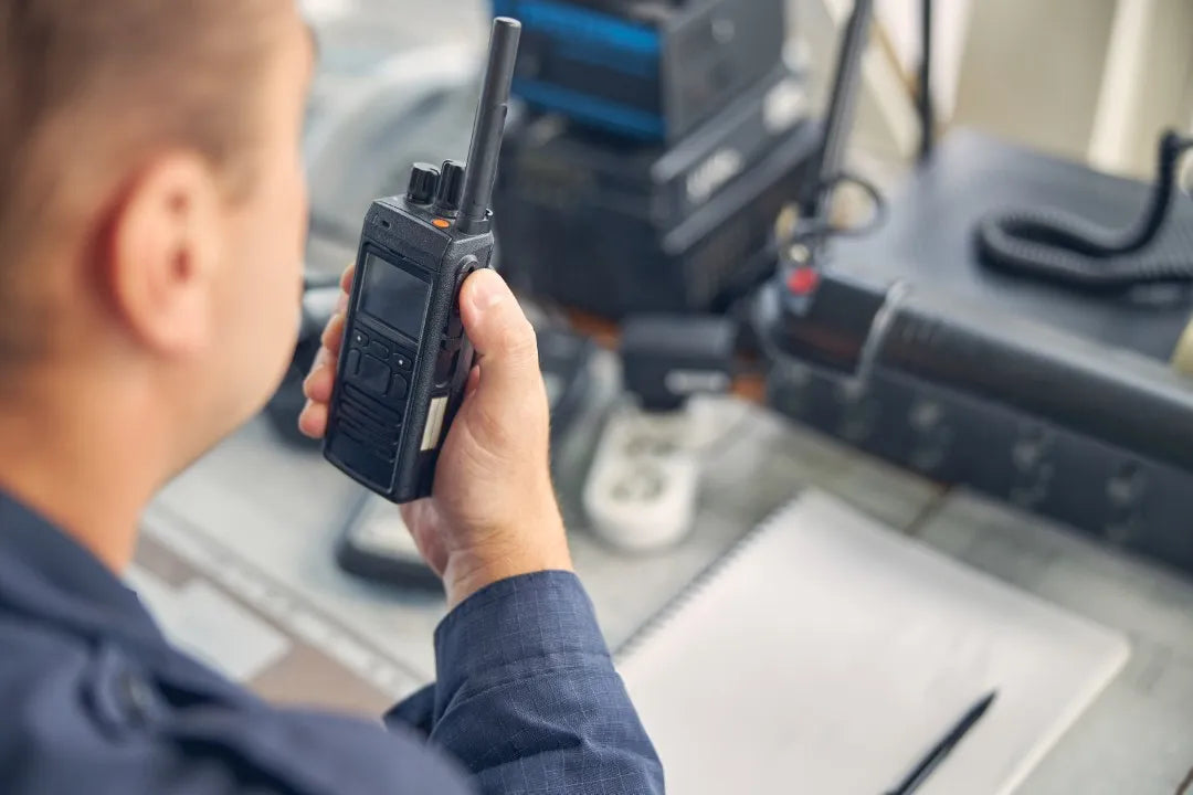  Fotografía de un hombre que conoce las ventajas de los radios digitales comunicándose con uno de ellos