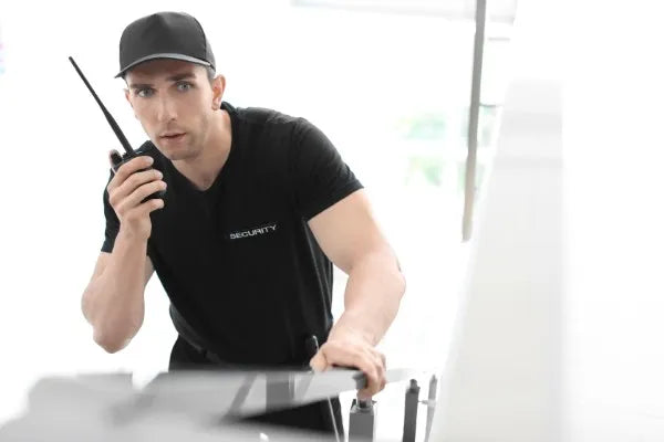 Fotografía de un hombre que trabaja en una fábrica utilizando uno de los radios Motorola de COMREGIO