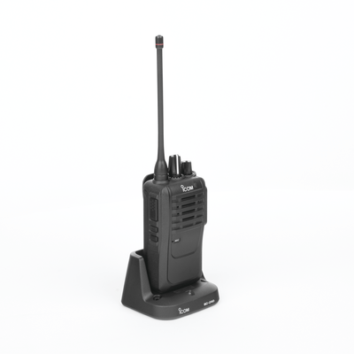 IC-F3003 Radio Portátil / Batería de 2250mAh EXTREMA CAPACIDAD / VHF /136-174 MHz / Audio de 1500mW MEJOR INDUSTRIA / 5W de potencia de RF, 16 canales. Incluye: antena, cargador, batería y clip