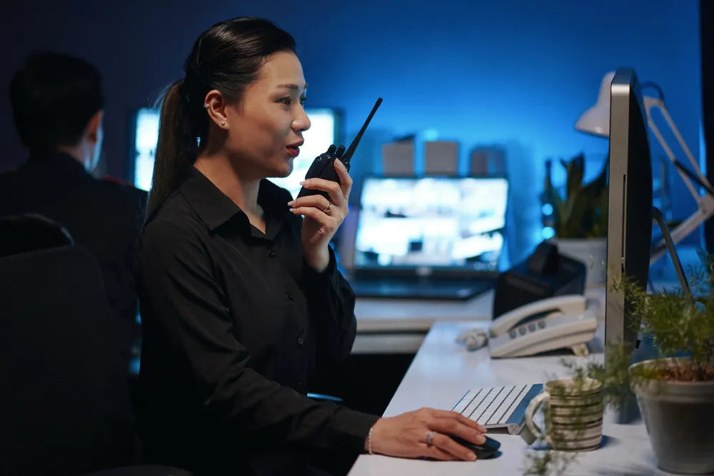 Foto de Joven mujer utilizando uno de los radios de comunicación para corporativos de COMREGIO