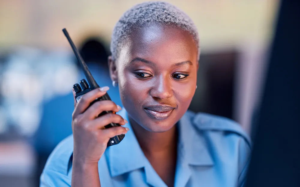 Foto de una Mujer conversando a través de uno de los radios de comunicación para corporativos de COMREGIO