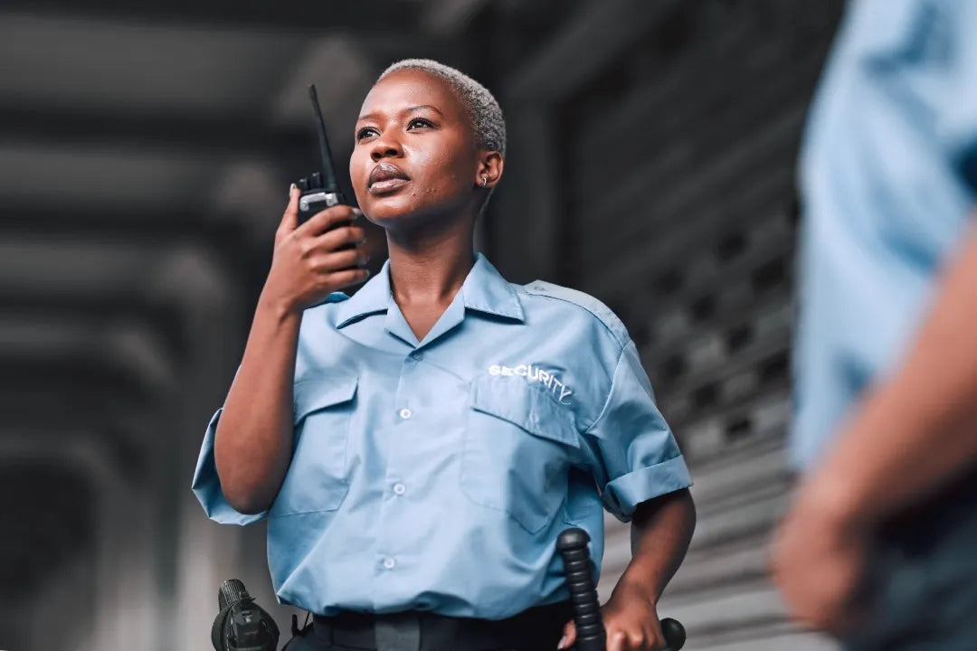 Fotografía una mujer de seguridad que conoce cuánto dura la batería de un radio portátil de COMREGIO