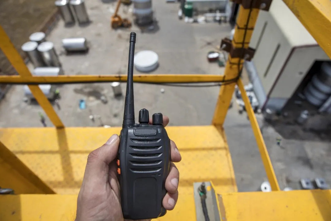 Fotografía de un radio de un joven que sabe cuánto dura la batería de un radio portátil de COMREGIO
