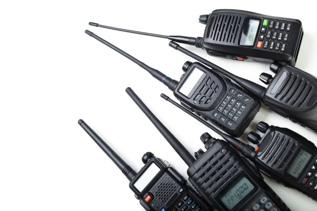 Fotografía de seis radios con licencia y sin licencia acomodados juntos sobre una base blanca