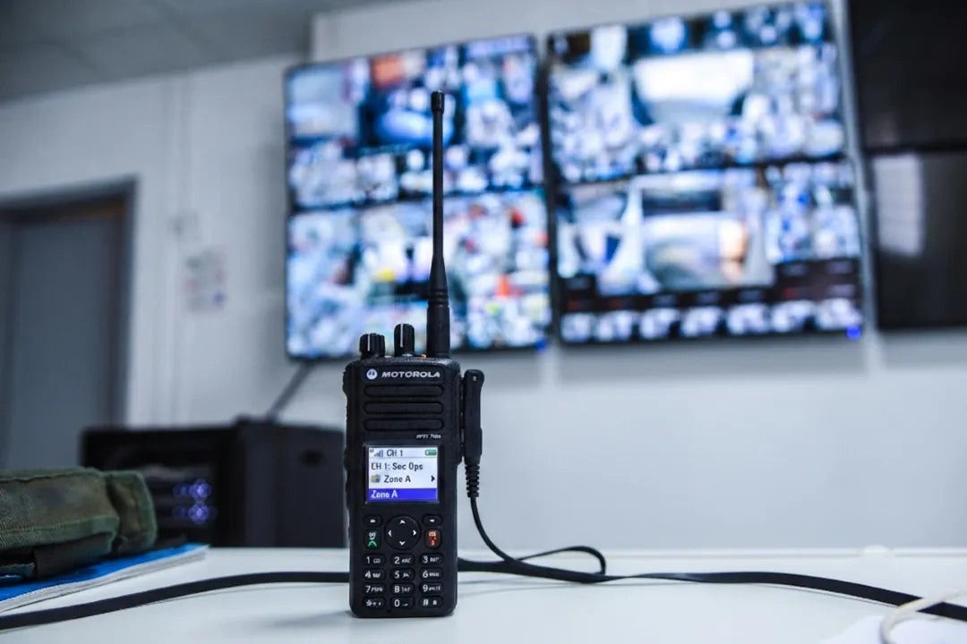 Foto de uno de los radios para vigilancia y monitoreo de COMREGIO en la mesa de una oficina de vigilancia